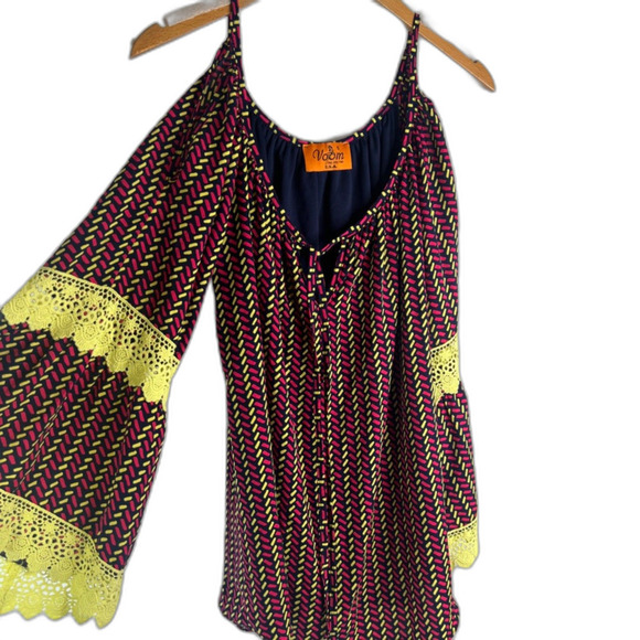 Voom by Joy Han Geometric Cold Shoulder Vneck Bell Embroidered Sleeve Top Sz SM - Picture 9 of 9